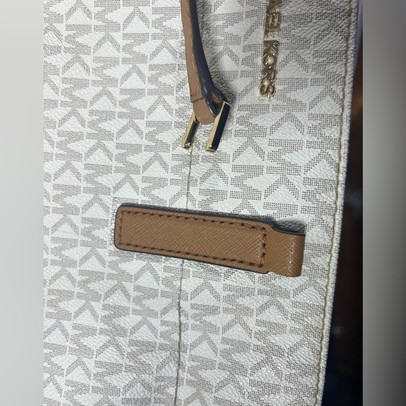 Michael Kors, Marc Jacobs, Cole Haan Rehab Lot 1 - Picture 4 of 13